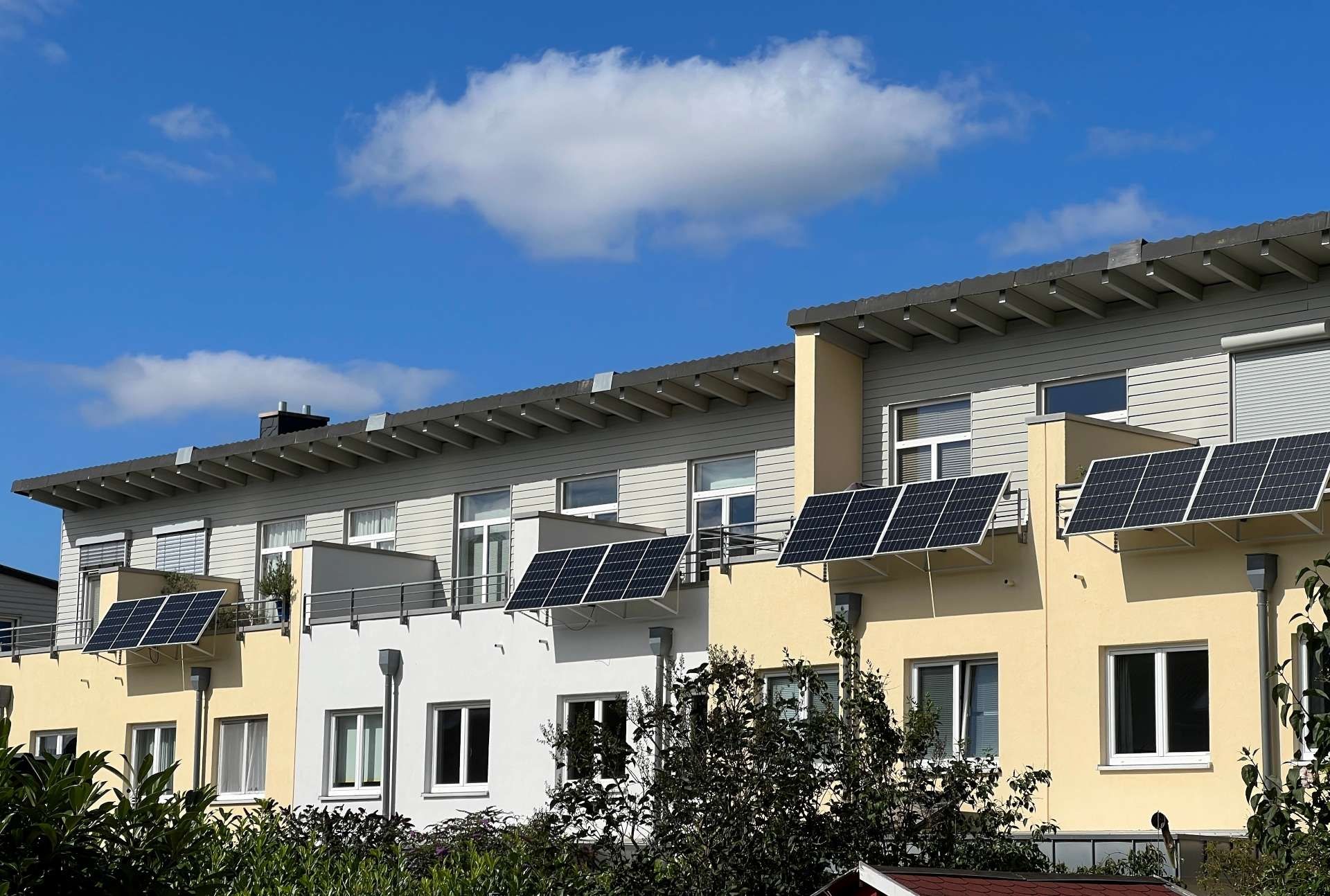 Modernes Wohngebäude mit verschiedenen Balkonkraftwerken